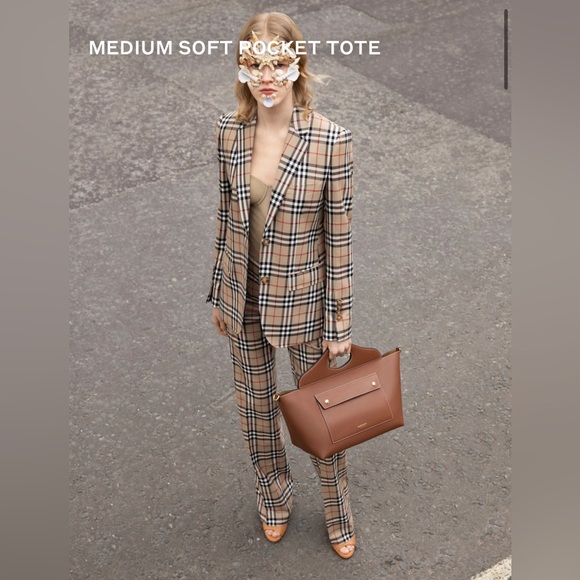 BWNT Authentic Burberry 2021 Runway Small Soft Pocket Tote, in tan - Picture 14 of 16